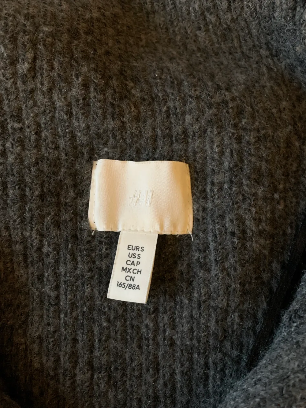 En jättefin stickad tröja från H&M som tyvärr inte kommer till någon användning. Köpt i höstas och i väldigt fint skick. Som ni se på bild 3 så är den ganska nopprig men går att fixa💓 Hör av er om ni är intresserade 😃. Stickat.