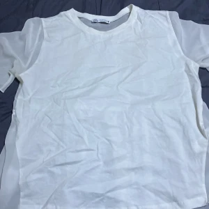 Vit tröja - En tröja från Zara köpte den för 249 kr men säljer den för 90kr. Har bara använt den en gång så den är helt ny. 