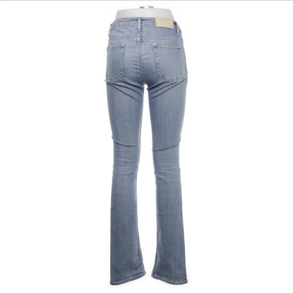 Ett par super sköna jeans som jag köpt från sellpy, märket är acne💞 Jag är 165 och de sitter perfekt i längd och är lågmidjade! . Jeans & Byxor.