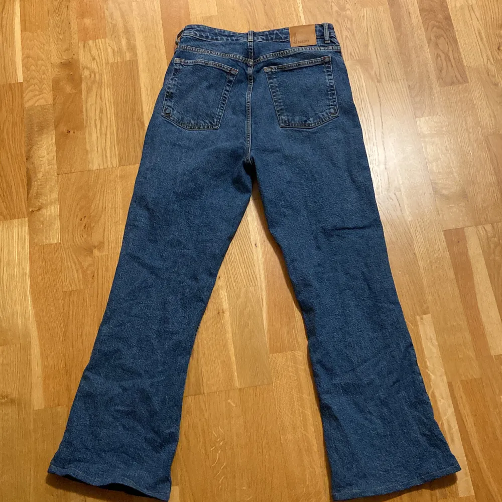 Ett par blåa jeans från Bik Bok i storlek 30 och längden 32. Använt fåtal gånger. . Jeans & Byxor.
