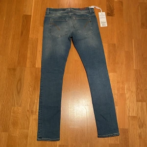 Dondup jeans - Dondup Jeans George skinny fit. Size 32.  Väldigt fint skick och lappen finns kvar.  Hör av er vid frågor/bilder!