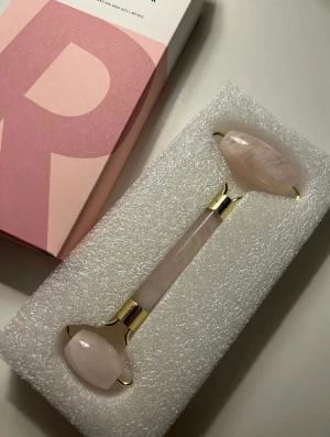 Roller  - Helt ny Rosenqvarts roller från By Lyko. Nypris är 199kr men säljer för endast 90kr + frakt. Som sagt helt ny och därav aldrig använd!