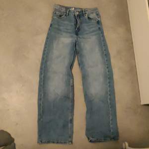 Ett par blå jeans, superbra skick. Har bara använt 1 gång och nu är de försmå. Köpta för 350. Kontakta vid intresse!