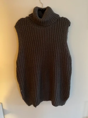 Stickad väst - Finns någon tråddragning annars knappt använd. Stor i storleken. Pris exl. Frakt. Betalning innan leverans. 