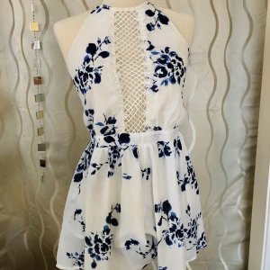 Söt jumpsuit  - Äälskar denna jumpsuit från Ally i Australien! Men, jag har för mycket sommarkläder nu så måste tyvärr säga adjö till denna. Den är väl använd & har en aning missfärgning på ”armvecket”. Inget som märks av när den används!❤️