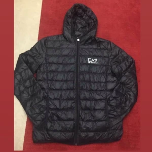 EA7 Dunjacka - EA7 Dunjacka i storlek L. Hör av er vid intresse😁