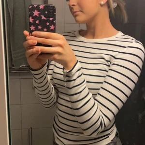 Säljer randig tröja från Gina tricot  - Säljer nu min randiga tröja från Gina för att den inte riktigt är min stil tyvärr, använd några gånger, fint skick!💗