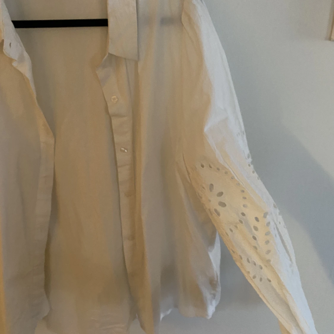 Skjorta med broderi. - 90