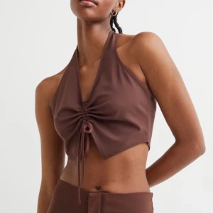 Topp - Gullig topp från hm, band som du själv kan dra åt och välja storlek. Framkommer inte på bilden men är glitter i tröjan. Storlek M men passar även mindre då man somsagt kan dra åt den själv 💖 Inköpspris 100 kr, prislapp borttagen men aldrig använd.