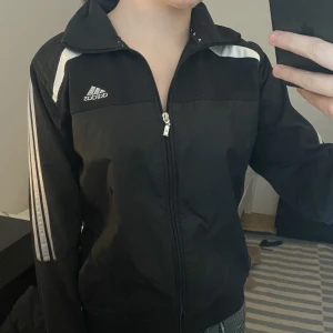 Adidas kofta - Storlek S, tight passform Möts upp i Sthlm💓💓