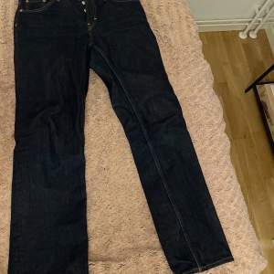Ett par jeans från Weekday. De säls eftersom de inte längre kommer till användning💗 är mid waist men sitter typ lågmidjade på mig💞💞