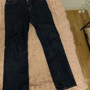 Mid waist jeans - Ett par jeans från Weekday. De säls eftersom de inte längre kommer till användning💗 är mid waist men sitter typ lågmidjade på mig💞💞