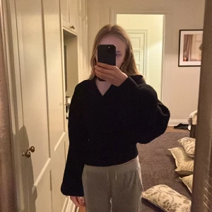 Stickad tröja med krage - Säljer denna gosiga tröja då den inte kommer till användning. Den är använd ett fåtal gånger och är i bra skick. Köpt för 500kr😊