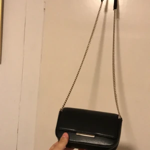 Axelväska! - Jättefin söt akselväska i svart färg som ni ser, och guldig i kedjan!