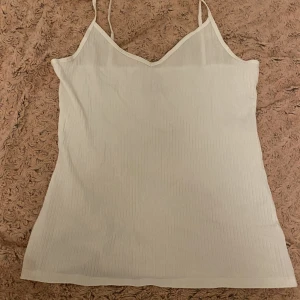Vitt linne - Ett fint basic v-ringat linne. Har bara använts på antal gånger💞💗 Det är storlek L men passar på mig som vanligtvis har S