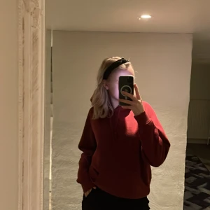 Hoodie - Vinröd hoodie från Bik bok i storlek M. Lite nopprig annars fin. 