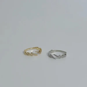 Ringar  - Säljer dessa ringar! Blixtringen finns i både guld och silver! Och vingringen har jag i bara silver! 69kr/st⚡️🕊