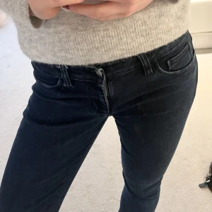 Mörkblå bootcut jeans - Snygga mörkblå bootcut jeans ❤️❤️ pris kan diskuteras 🤗