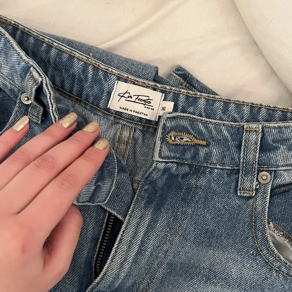 Knappt använda jeans från nakd, storlek 36. Köpta för 699kr. Jeans & Byxor.