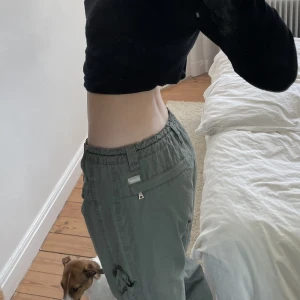 Gröna cargopants - Supersnygga cargopants!! Passar en xs/S. Säljer då jag tycker dom är något korta på mig. Jag är 175 cm.