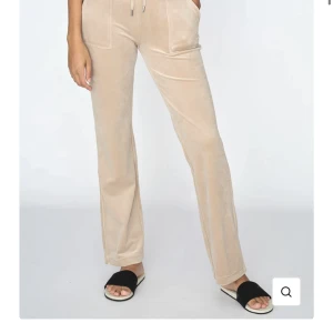 Juicy Coutoure Byxor - Beiga Juicy Couture byxor, köpte dem i Augusti sparsamt använda då jag tycker dem sitter för tajt för min smak. Dem är tvättade 1gång och använda Max 5ggr, kan skicka egna bilder om det önskas. 