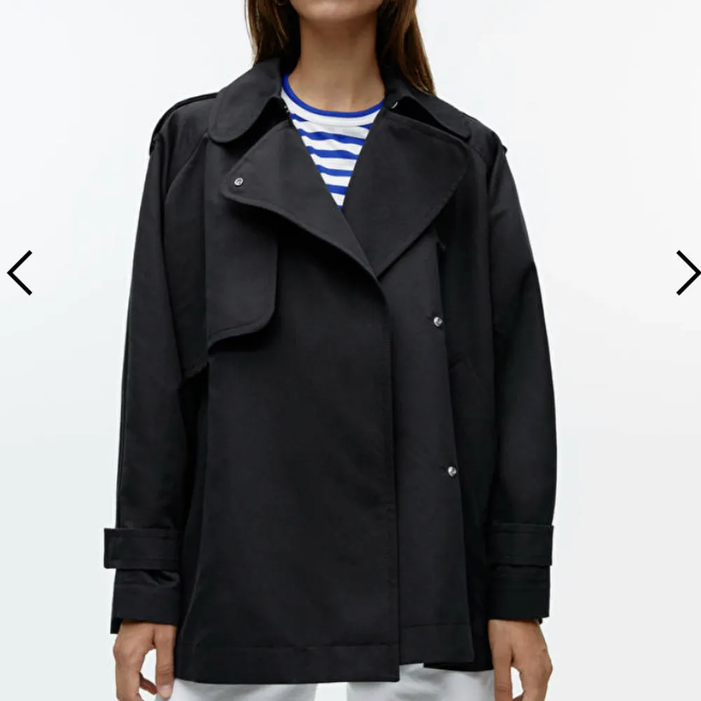 Kort trenchcoat från Arket, nyskick. Nypris 1790kr. Jackor.