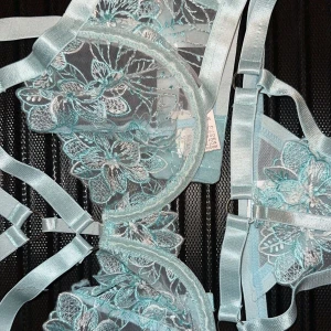 Bh och trosa - Köpt från shein för ca 150kr. Tyckte inte om den. Strl S/M  passar bra för någon med C/D kupa. Inte testad. Ny i påse fortfarande. 