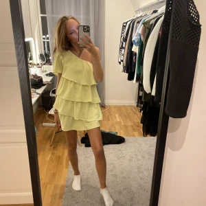 Klänning - Den gula populära volangkkänningen från zara. Har bud på 370kr❤️