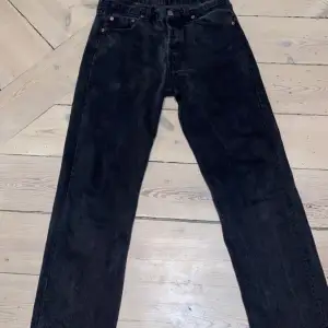 501 Levis byxor vintage  W 30 L 32 En blandning mellan ljusgrå och mörkgrå färg  Sällsynta levis jeans köpta för ca 1000 kr på en vintage store