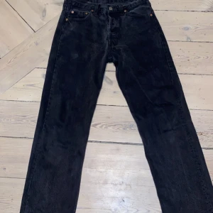 Levis byxor  - 501 Levis byxor vintage  W 30 L 32 En blandning mellan ljusgrå och mörkgrå färg  Sällsynta levis jeans köpta för ca 1000 kr på en vintage store