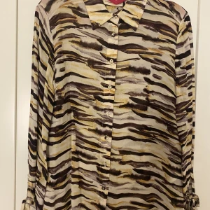 Inwear skjortblus  - Inwear skjortblus. Ord pris 800:- Använd ett par fåtal gånger  Mycket fint skick 