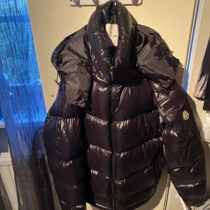 Moncler maya  - Moncler jacka använd 1 gång storlek S men passar även M och L då den är stor i storlek. För fler bilder eller mer information kom privat😃