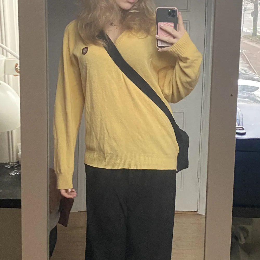 Fin tröja i en gul färg utan att den blir skrikig. Mysig och enkel att stylea.  Storlek: M Prutning välkommet. Tröjor & Koftor.