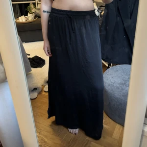 Långkjol - Långkjol med små slits på båda sidorna