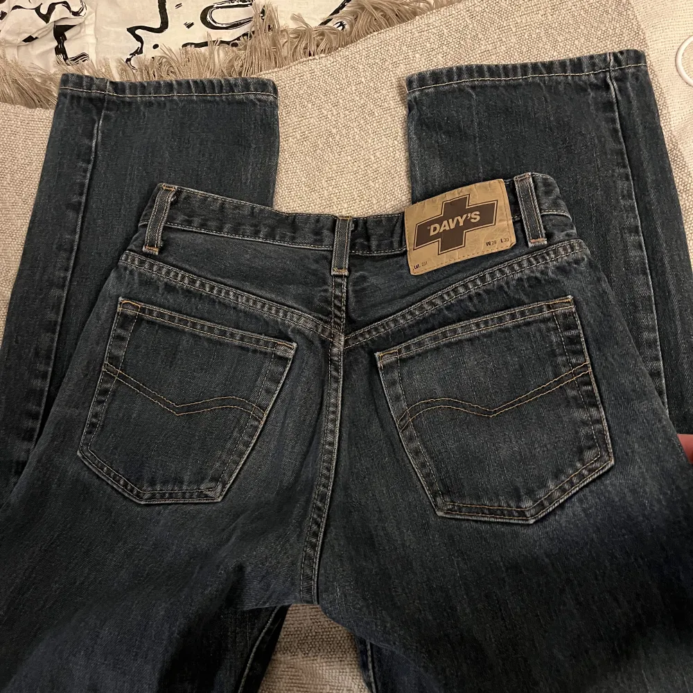 Skit snygga flared jeans, från davy’s storlek w28 L30 inget fel med dem knappast andvänd drf säljer . Jeans & Byxor.
