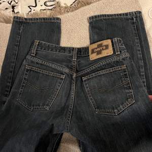 Skit snygga flared jeans, från davy’s storlek w28 L30 inget fel med dem knappast andvänd drf säljer 