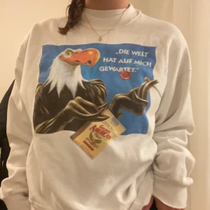 College tröja - Har en tysk cigg reklam som tryck på både fram och baksidan! Skitsnygg. Helt felfri. Står att det är en XL men skulle säga att den är en M/L.