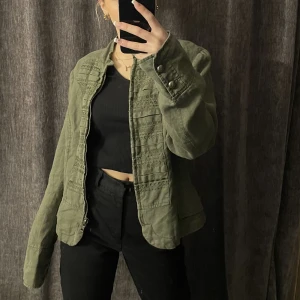 Snygg jacka  - Väldigt snygg jacka från rosebud i en fin grön färg, storlek 40