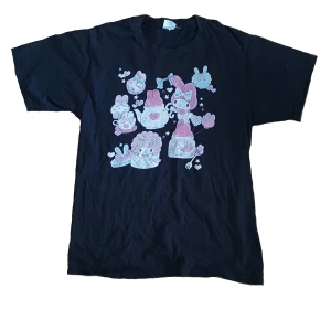 Kawaii Sanrio tröja - En sanrio tröja, nypris 300. Använd ett par gånger och säljer pga den inte används längre:) passar S.