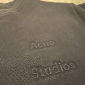 En acne studios tröja. Storleken M och passar true to size. Pris 500.