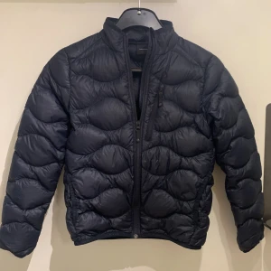 Peak Performance jacka barn  - Säljer denna peak jacka i mycket gott skick för att den inte kommit till användning den har hängt i min garderob ungefär 2 år för att jag har vuxit ur den, skriv för mer info och bilder
