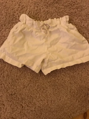 Shorts  - Ett par Roxy liknande shorts från Zaras barnavdelning. De är u storlek 10 med är bara lite små på mig som är S och 165 cm. Priset kan ändras!