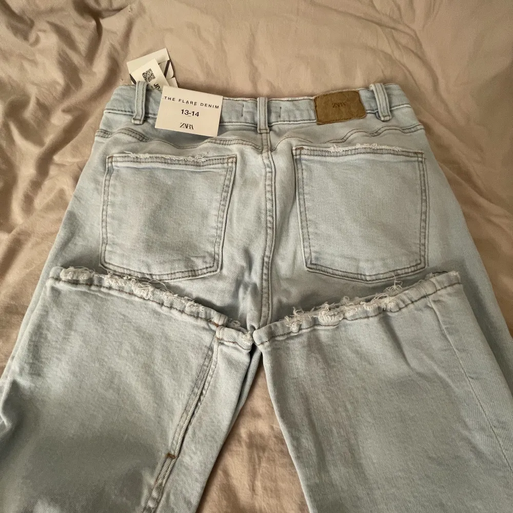 Ett par skit snygga jeans från zara De är helt nya fick precis hem dom men dom satt inte så bra därför säljer jag dom ❤️skulle säga att 13-14 motsvarar xxs-xs och det passar nog s också men det beror på hur man vill att de ska sitta❤️. Jeans & Byxor.