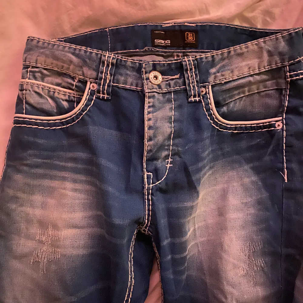 så snygga jeans från smog! innerbenslängden är 80 ish och midjemått 80-90 typ💗. Jeans & Byxor.