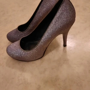 Pumps från Tamaris  - Pumps från Tamaris i storlek 40. Skorna är endast använda 2-3 gånger och är i mycket bra skick.
