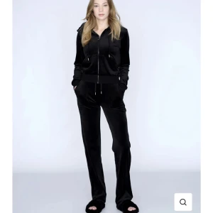 Juicy Couture - Juicy Couture set, fint skick, köpt från juicy coutures egna hemsida, säljer för den inte kommer till användning, haft i två månader har använt vid enstaka tillfälle, stl xs på båds delarna