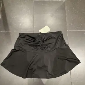 Superskön kjol från H&M! Funkar också att ha som en vanlig kjol. Aldrig använd då den tyvärr är för stor för mig. Lappen kvar. Köpt för 150 kr, mitt pris 60 ♡ 