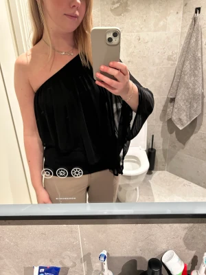 One-shoulder topp - One-shoulder topp från Sisters point, strl. XS. Fint skick.