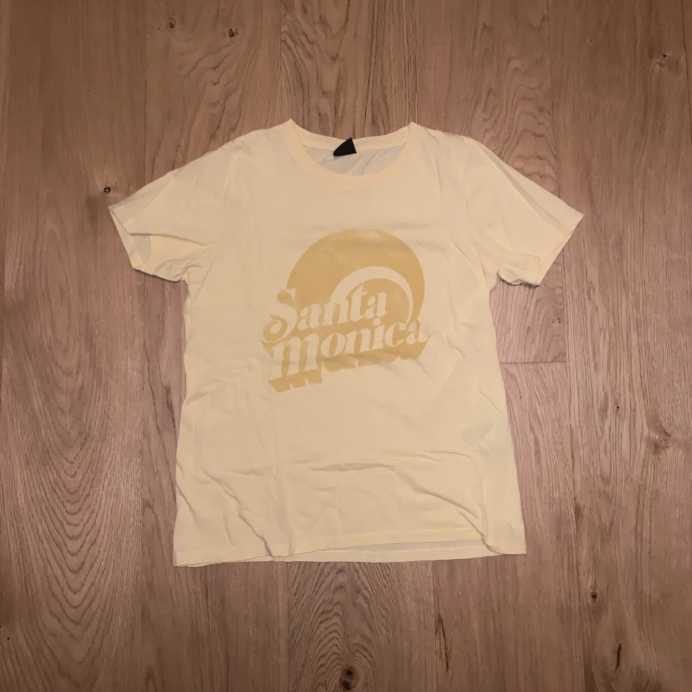 Gul tshirt med tryck från ginatricot. Storlek S🥰 50kr + frakt. T-shirts.