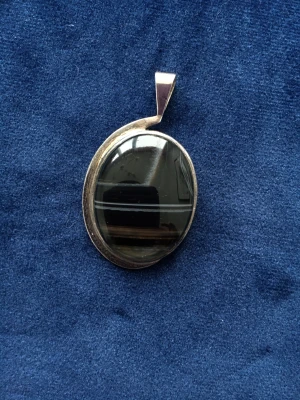 Hänge med svart sten  - Vackert hänge med sten som skiftar färg mot brunt  